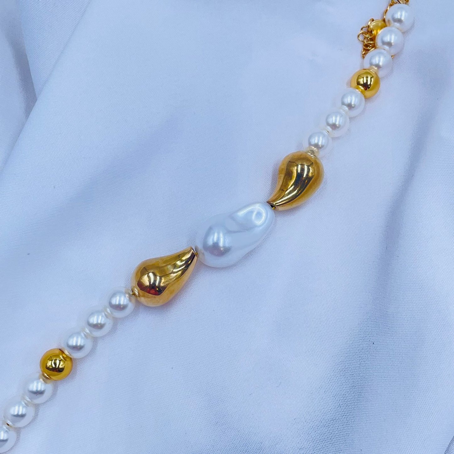 Golden Petal Pearl bracelet