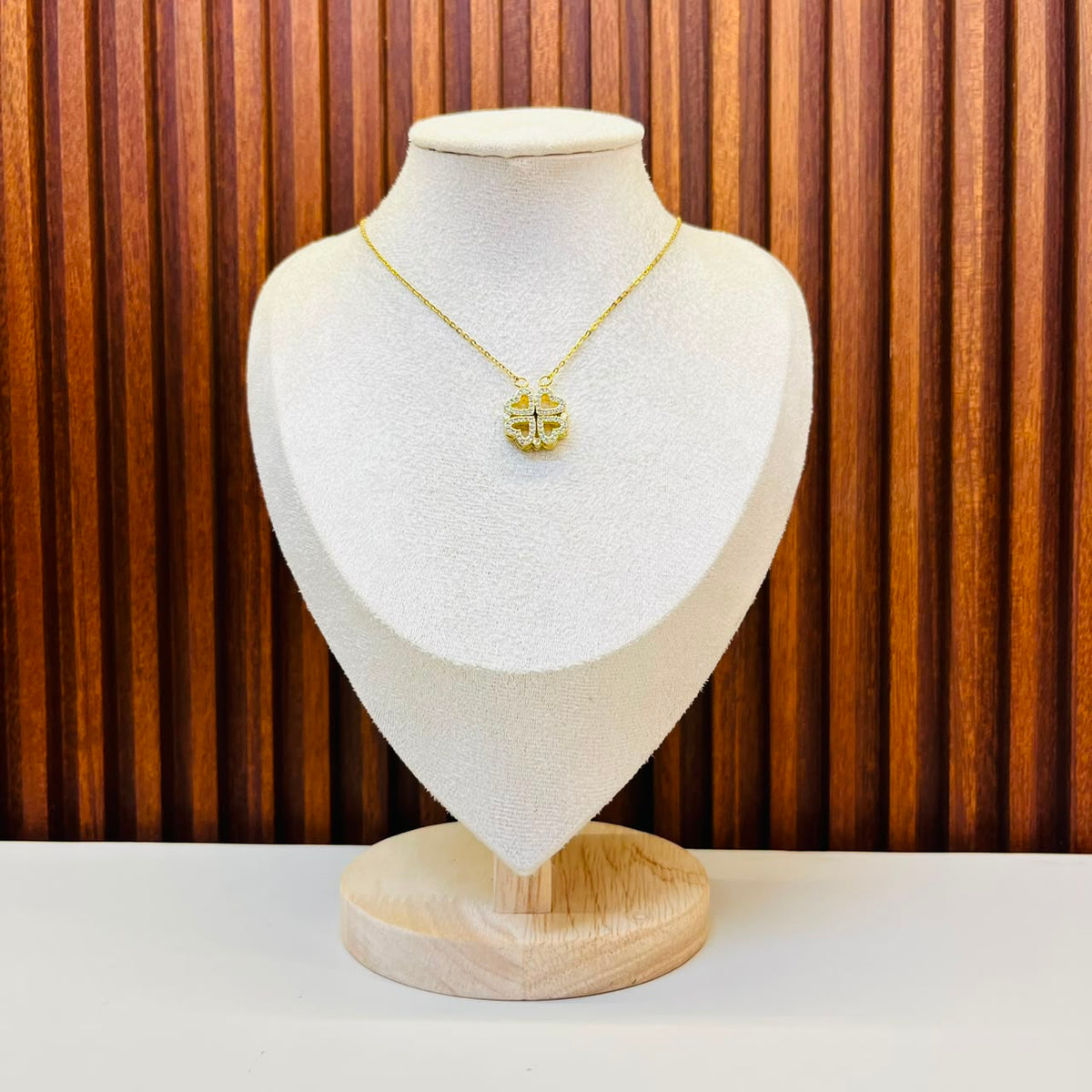 Queen’s Glow Necklace