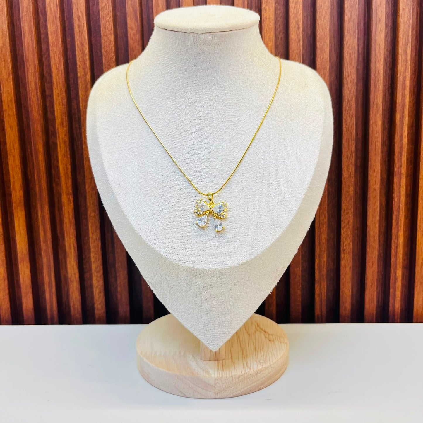 Bow Gold necklace