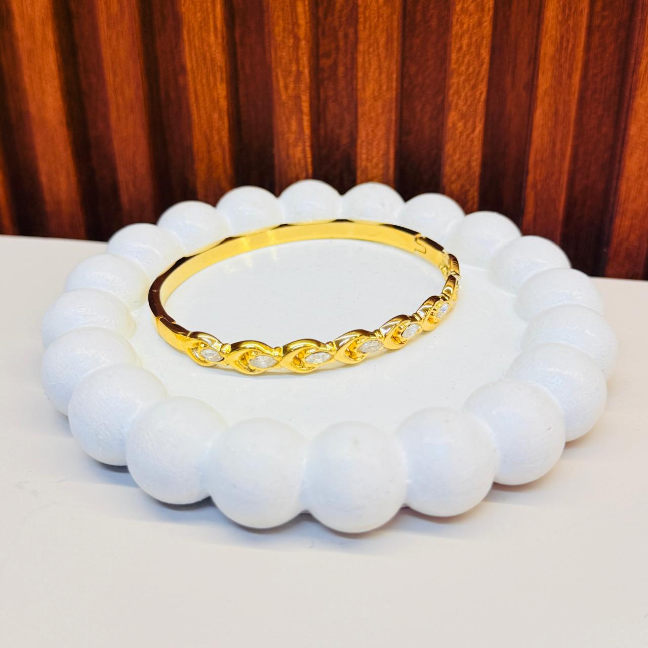 The Interlocking Bracelet