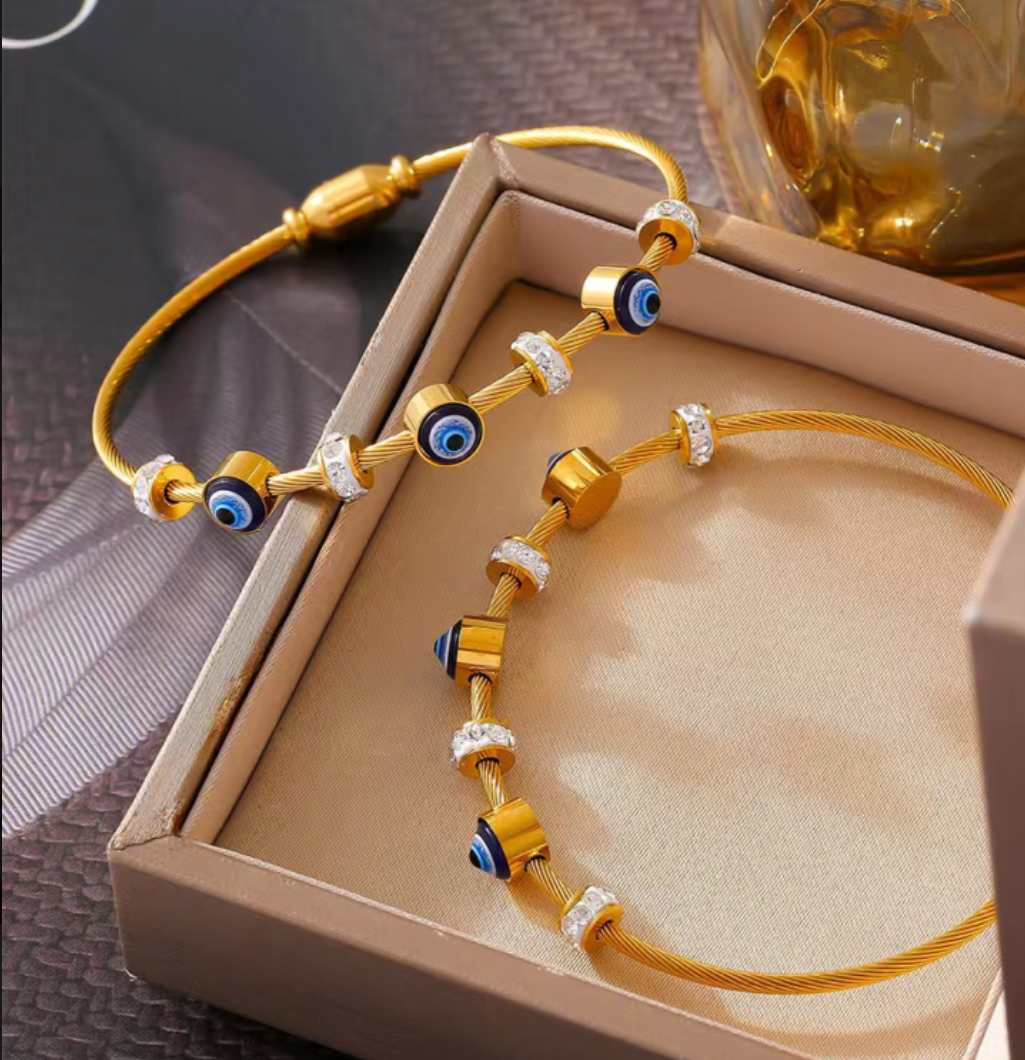 Magnetic Eye Charm- Gold