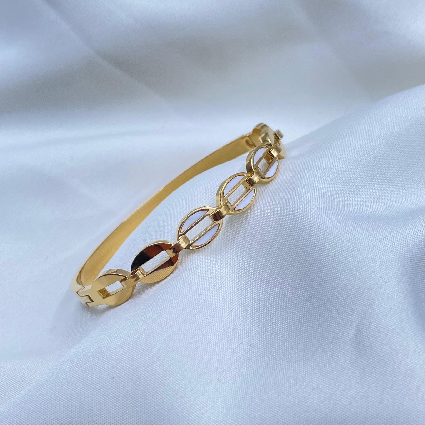 The Interlocking Bracelet