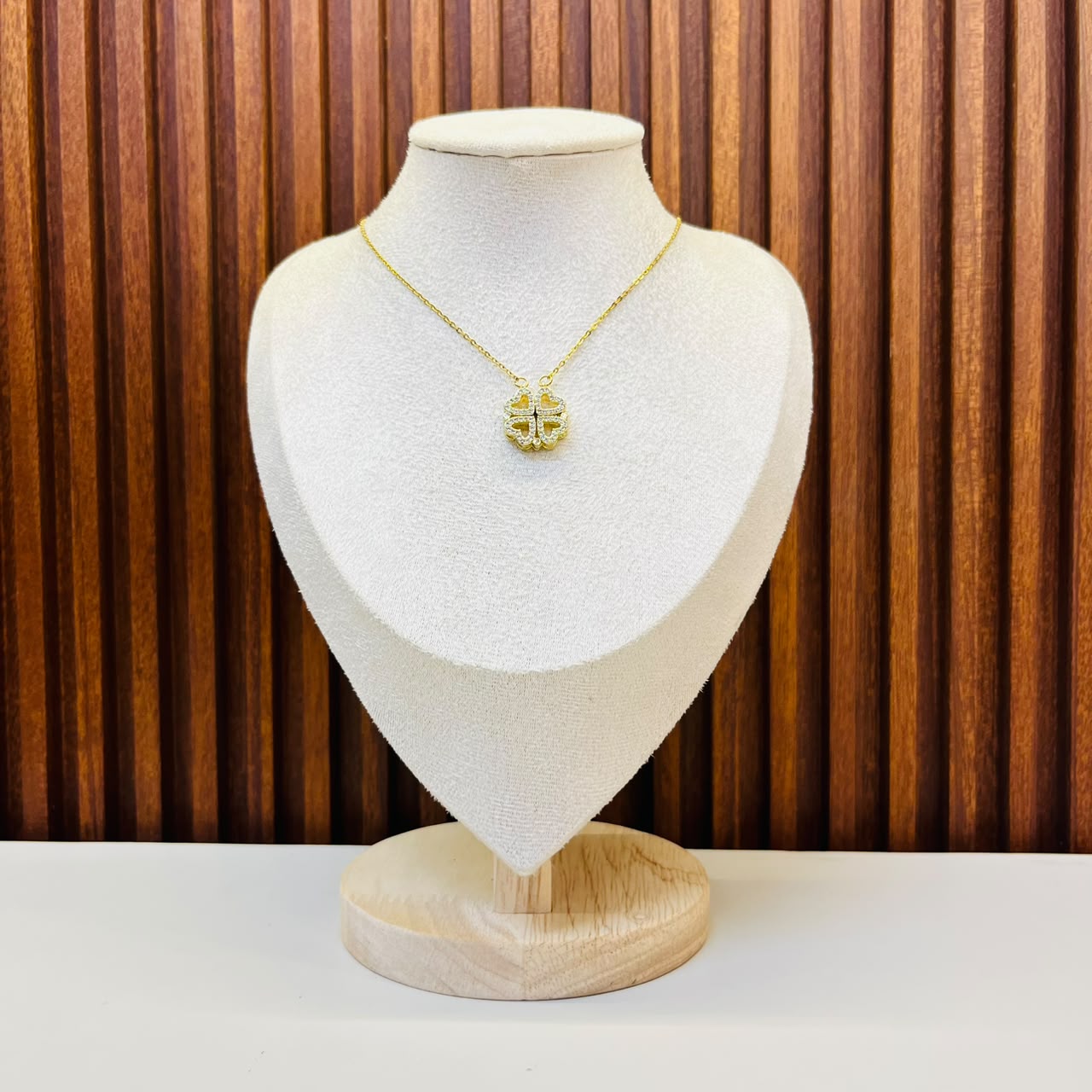 Queen’s Glow Necklace