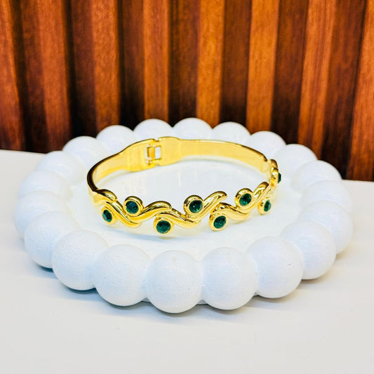 Wavy And Small Green Stone  Bracelet