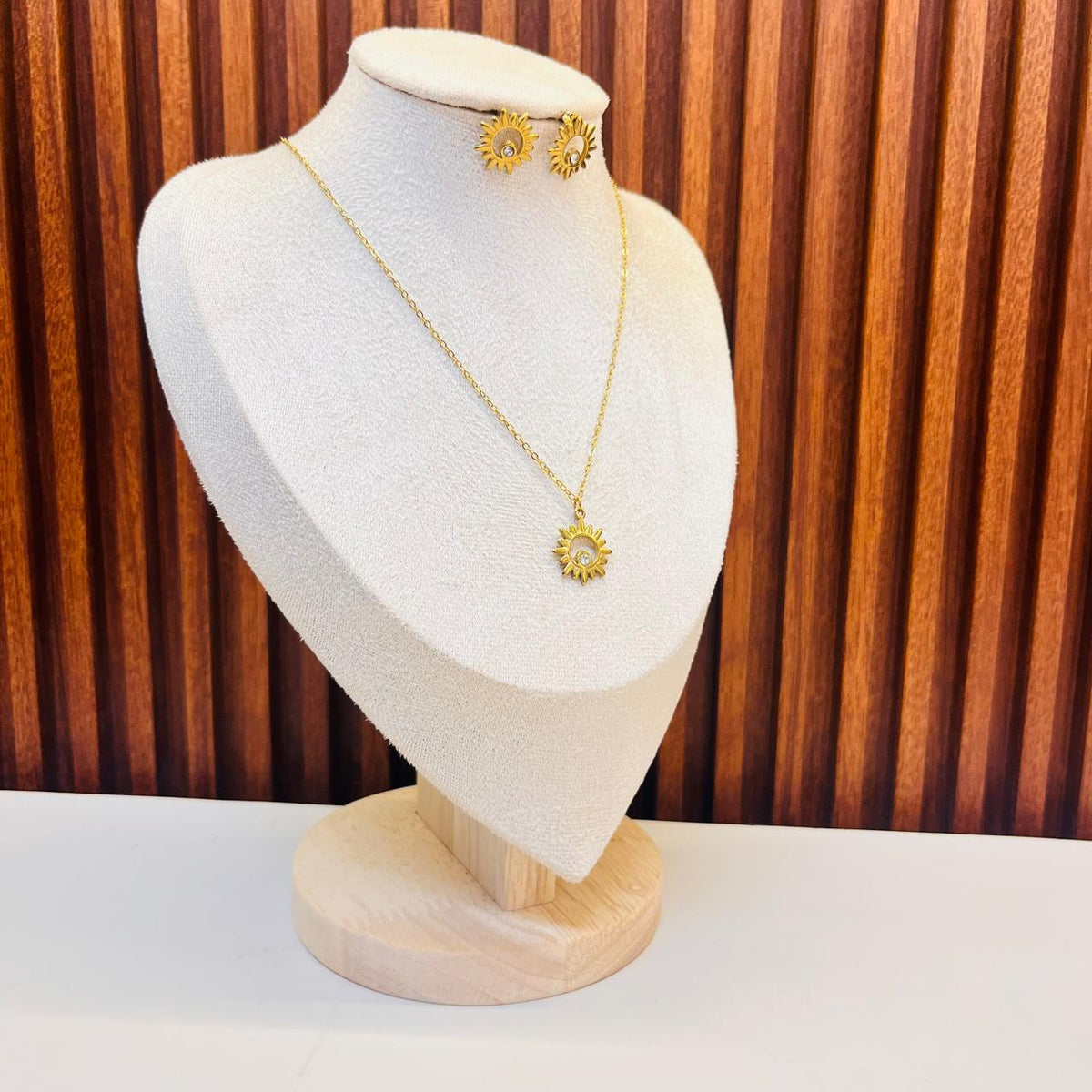 Queen's Charm Pendant Set